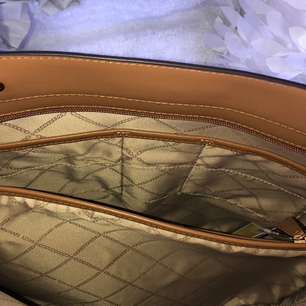 ⚠️SALE⚠️NWT Michael Kors purse. FINAL Price-Firm - Picture 12 of 16